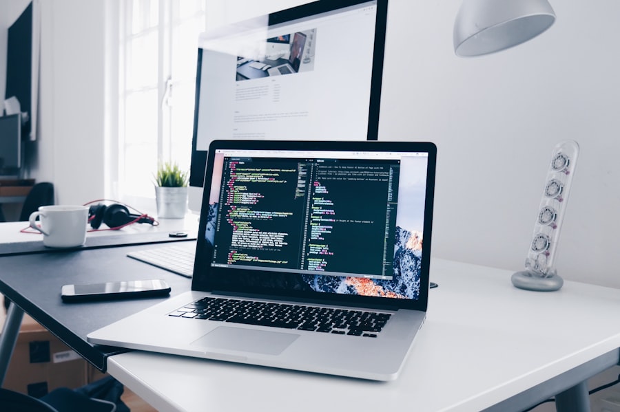 Softwareentwickler bei der Arbeit an Open-Source-Code